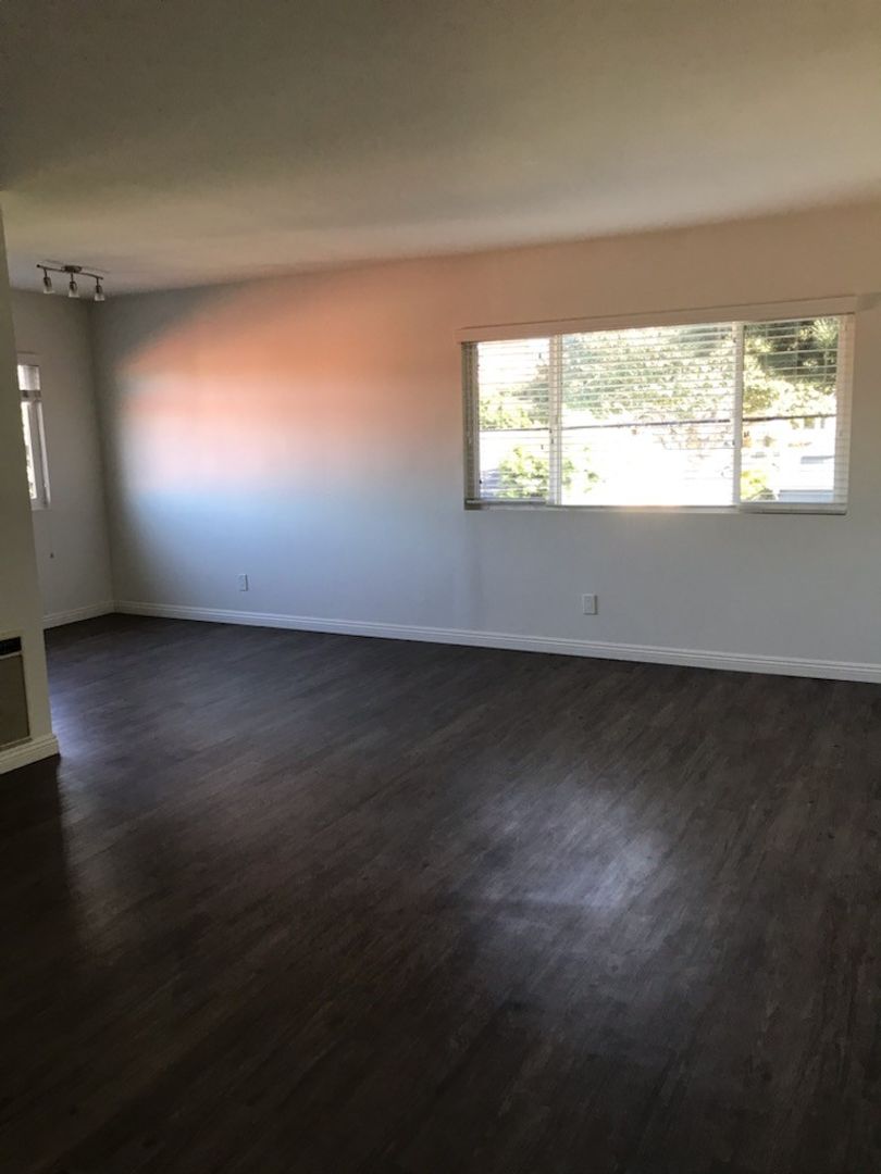 Redondo Beach Apartment: 622 S Broadway