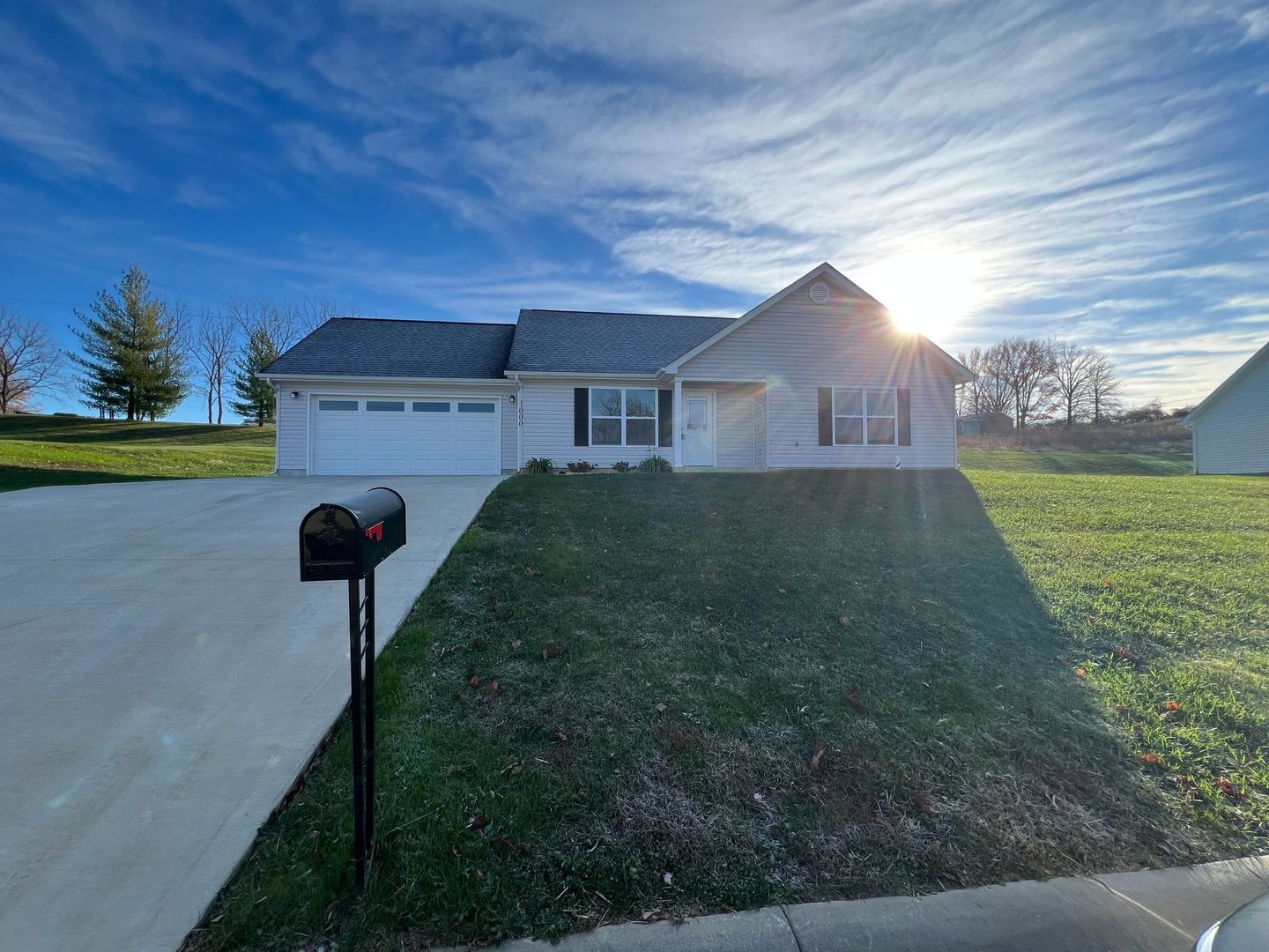 Labadie Townhome: 1000 Lakeway Dr.