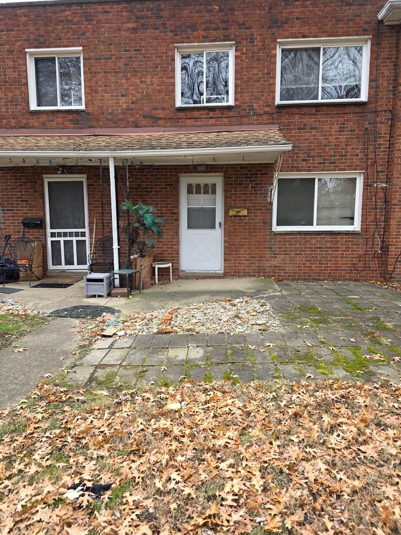 Brook Park House: 6051 Glenway Dr