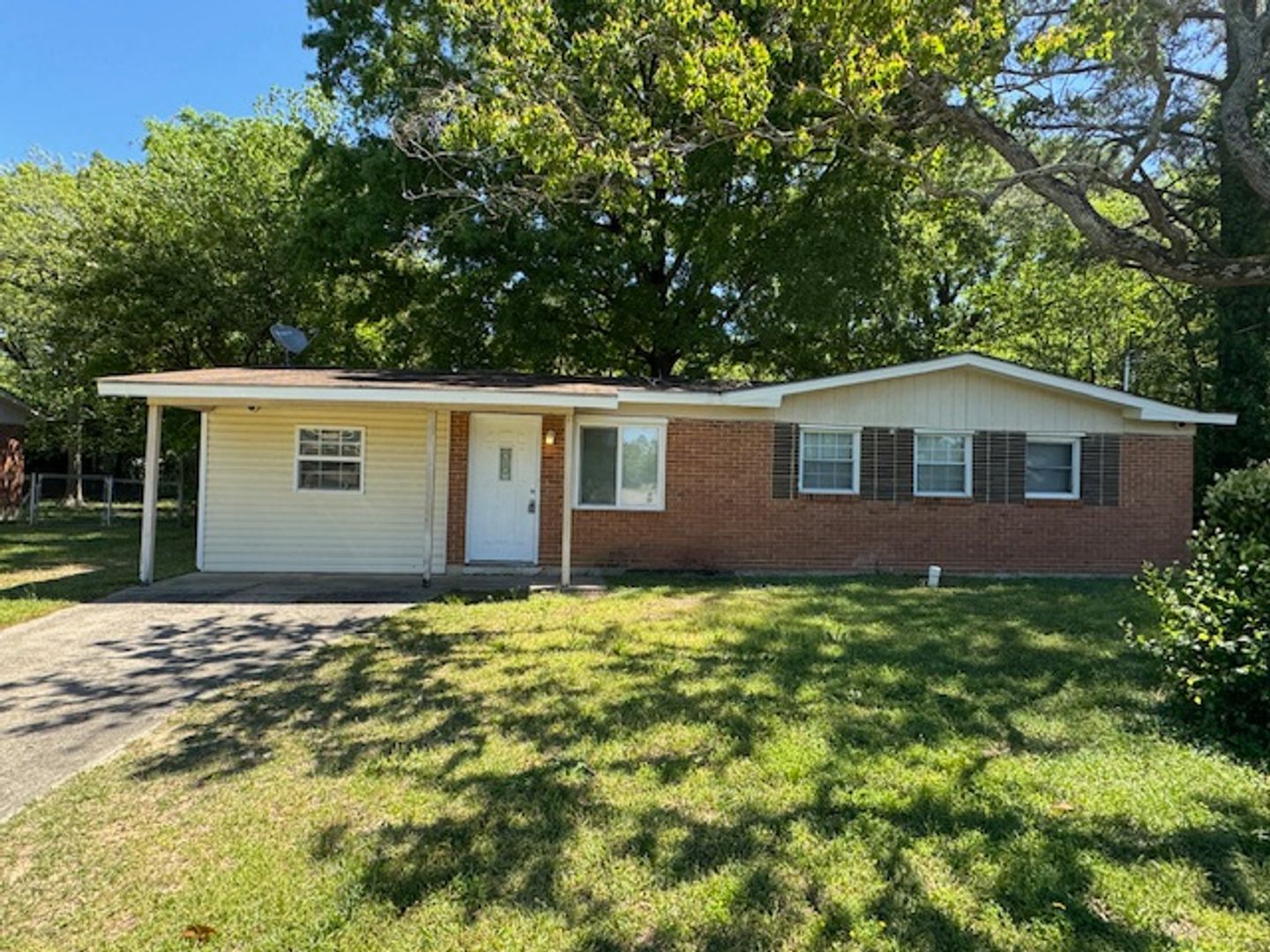 WARNER ROBINS House: 650 AMERICAN BLVD