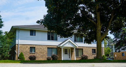 Spacious & Pet-Friendly 2-Bedroom in West Bend – Apply for Free!