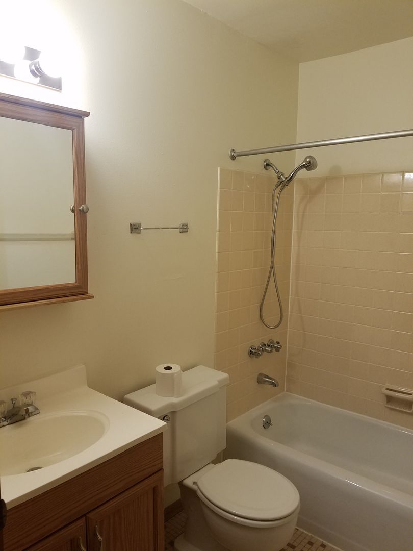 2812 E. Bolivar Ave., 06, St. Francis, WI 53235