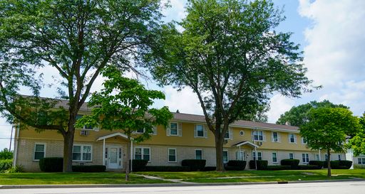 Spacious Two-Bedroom Apartment in West Bend – Apply for FREE!