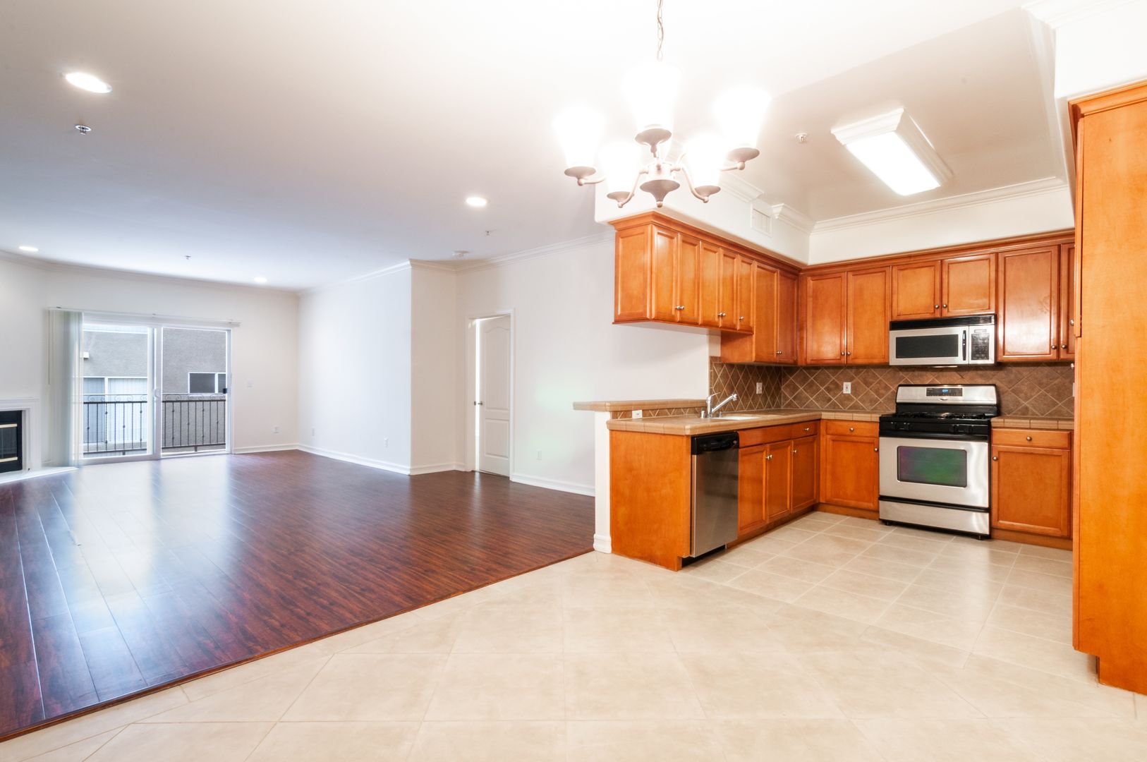 LOS ANGELES Apartment: 2335 S. BENTLEY AVE.