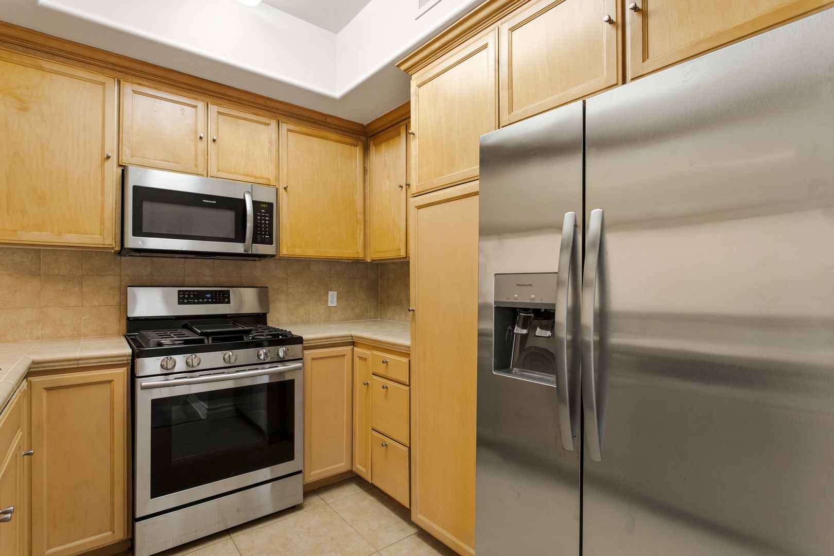 LOS ANGELES Apartment: 3328 OAKHURST AVE.