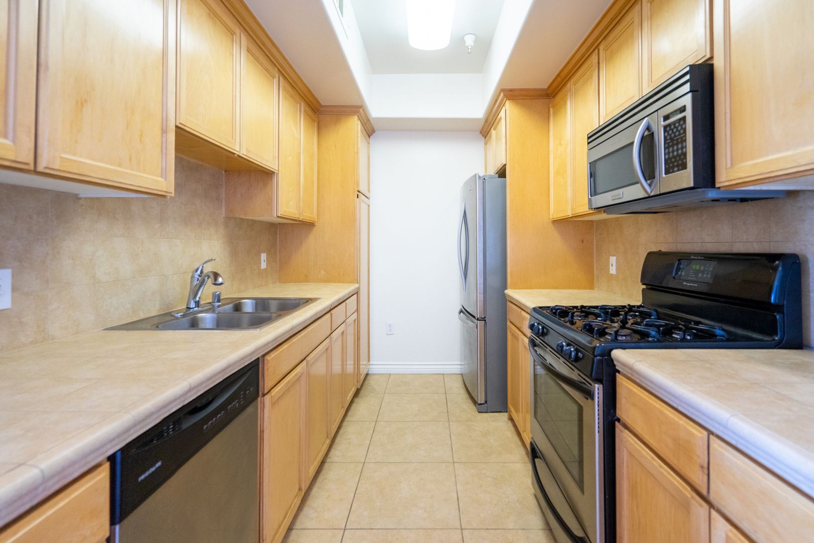 LOS ANGELES Apartment: 3328 OAKHURST AVE.