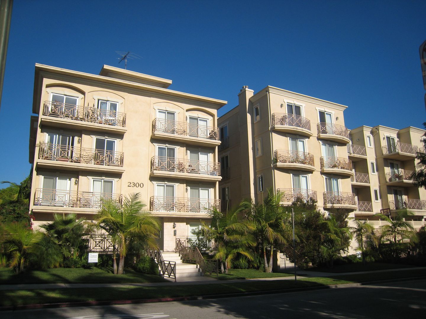 LOS ANGELES Apartment: 2300 FOX HILLS DRIVE
