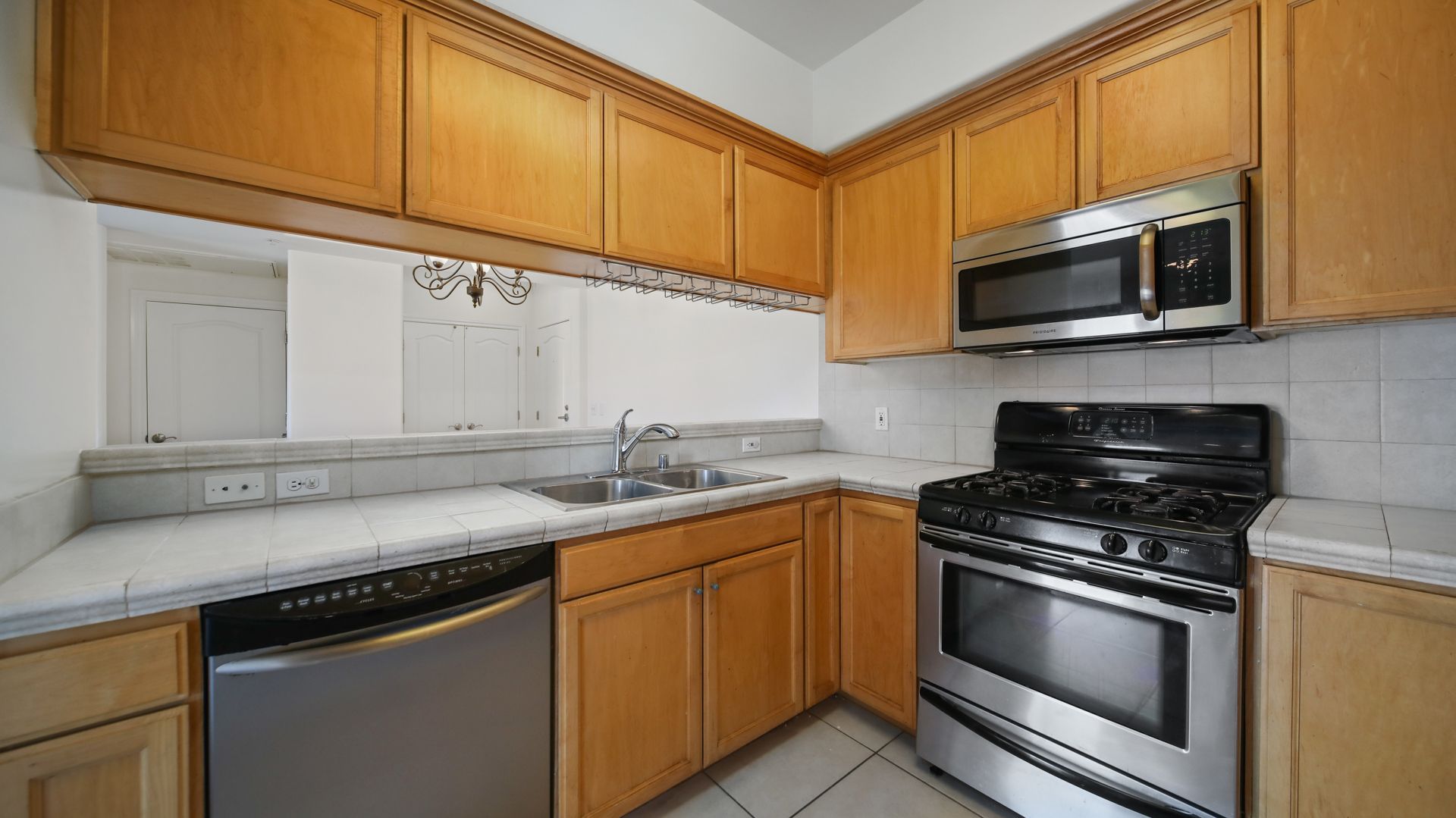 LOS ANGELES Apartment: 3328 OAKHURST AVE.