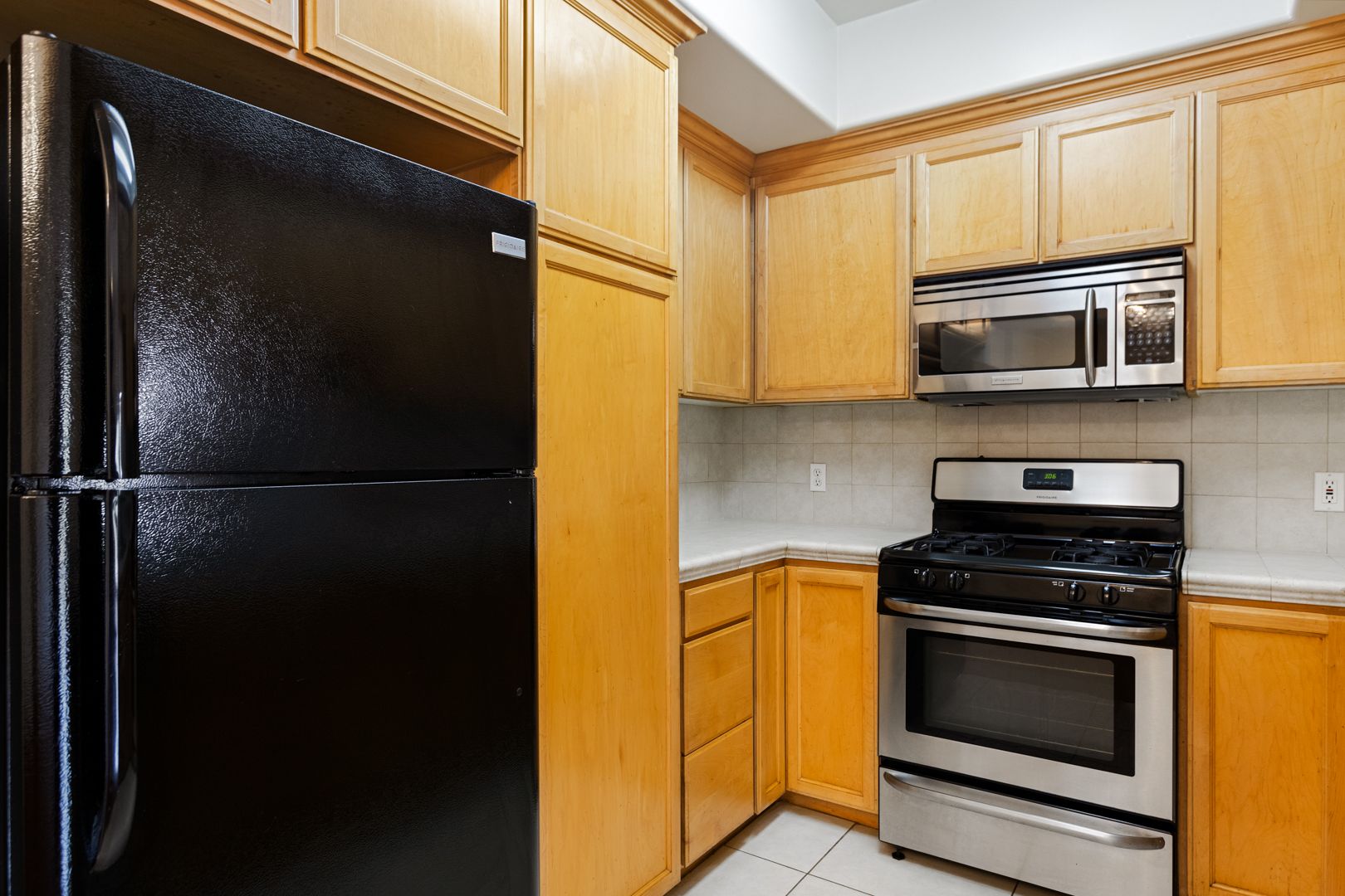 LOS ANGELES Apartment: 3328 OAKHURST AVE.