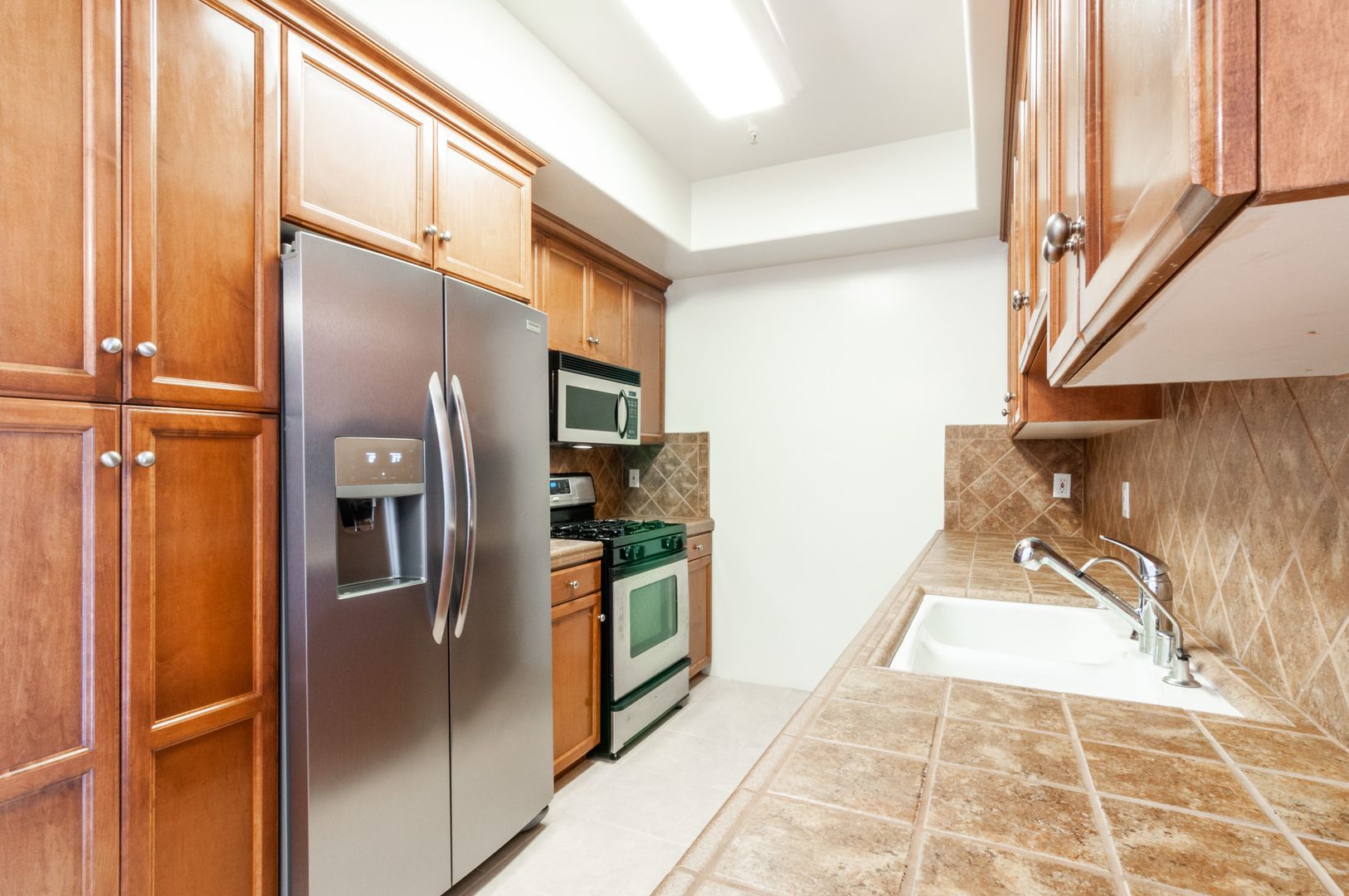 LOS ANGELES Apartment: 2335 S. BENTLEY AVE.