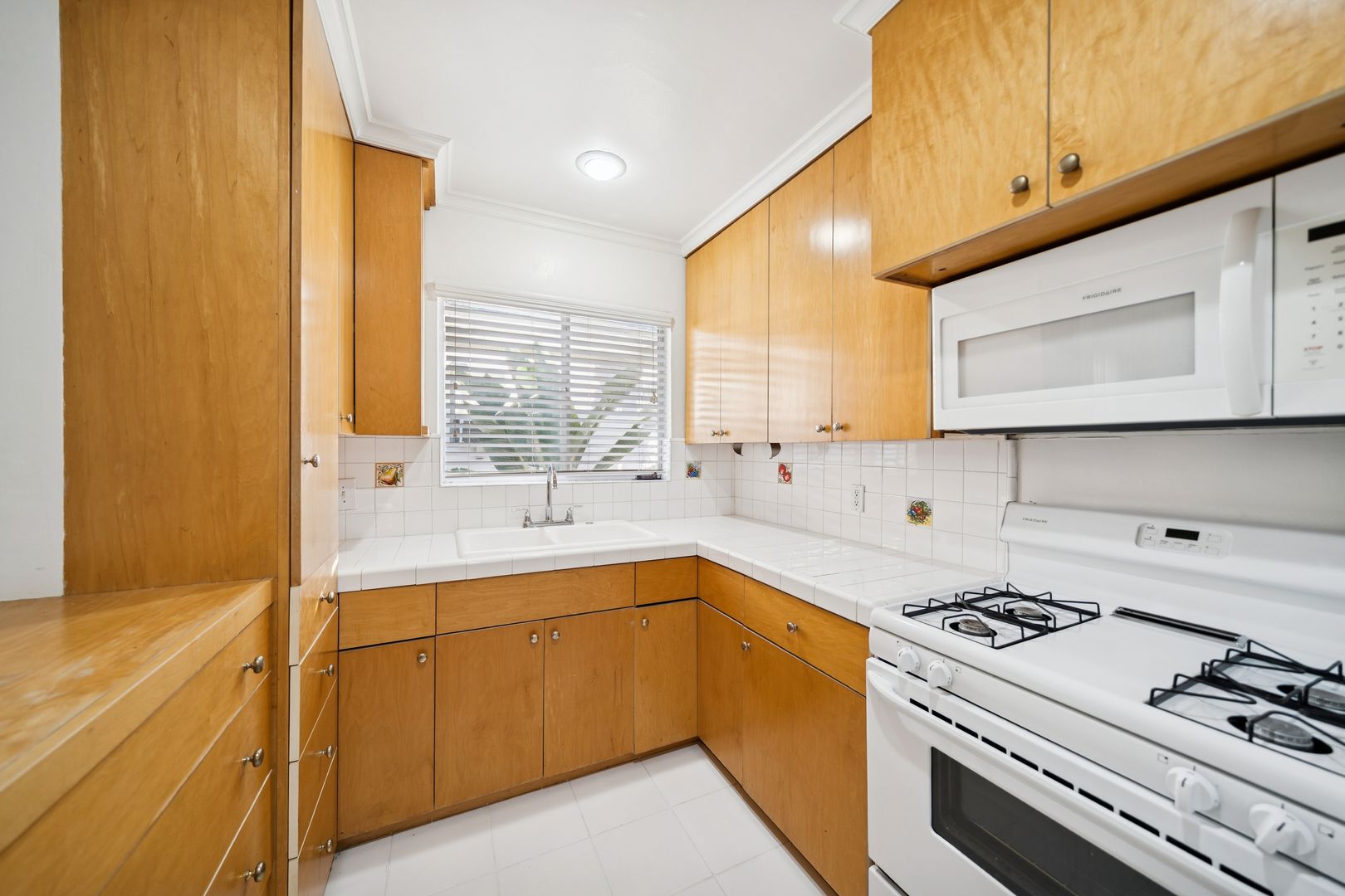 LOS ANGELES Apartment: 8442 BLACKBURN AVE.