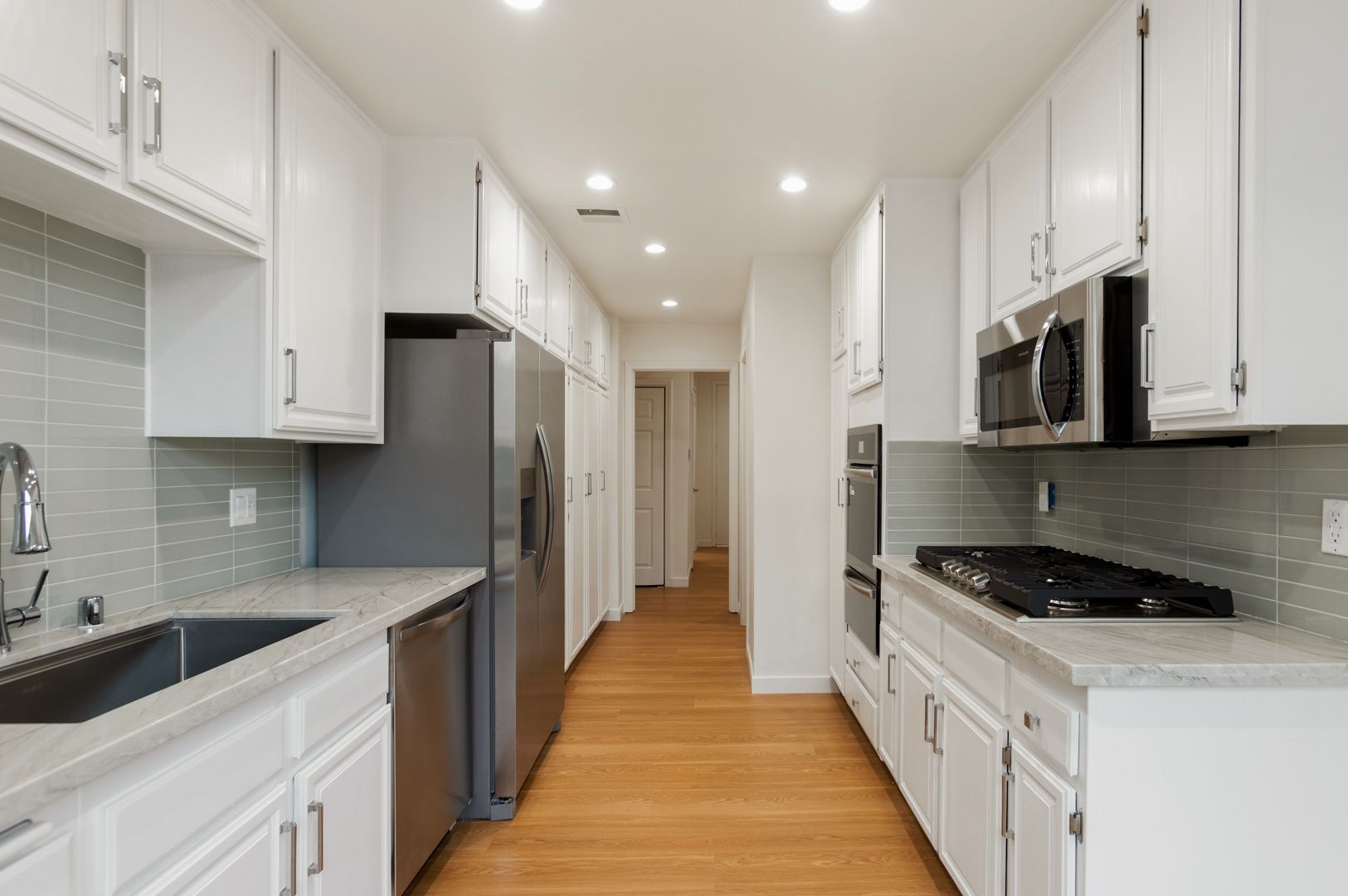 BEVERLY HILLS Apartment: 200 N. ALMONT DRIVE