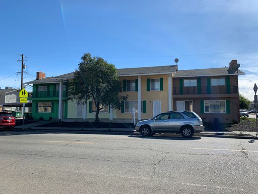 Rare Remodeled 3 bedroom, 1 1/2 bathroom units! 1/2 bathroom and laundry on the main floor! Expansive 1200 square foot floor plan! Private parking! – photo 1