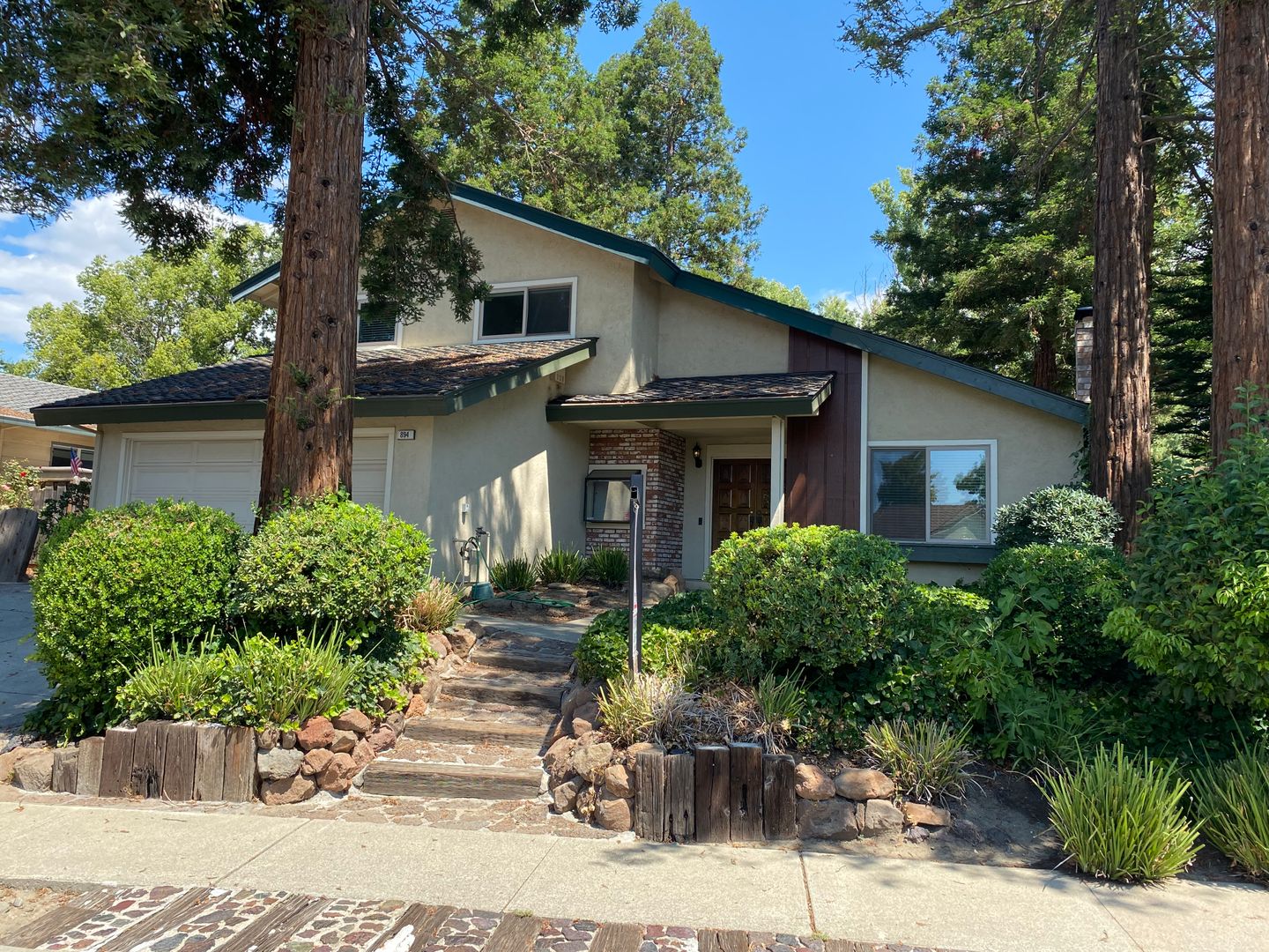 Concord House: 894 Saint John Circle