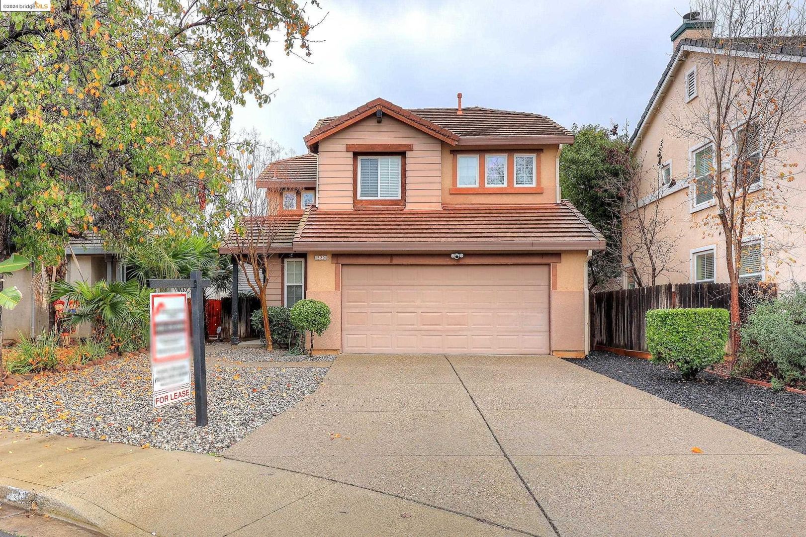 Brentwood House: 220 Whispering Oaks Court