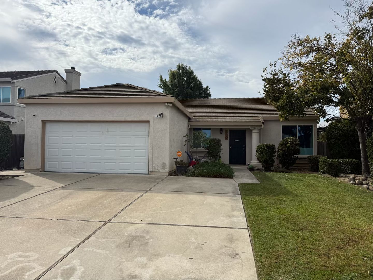 Oakley House: 330 Lakespring Place