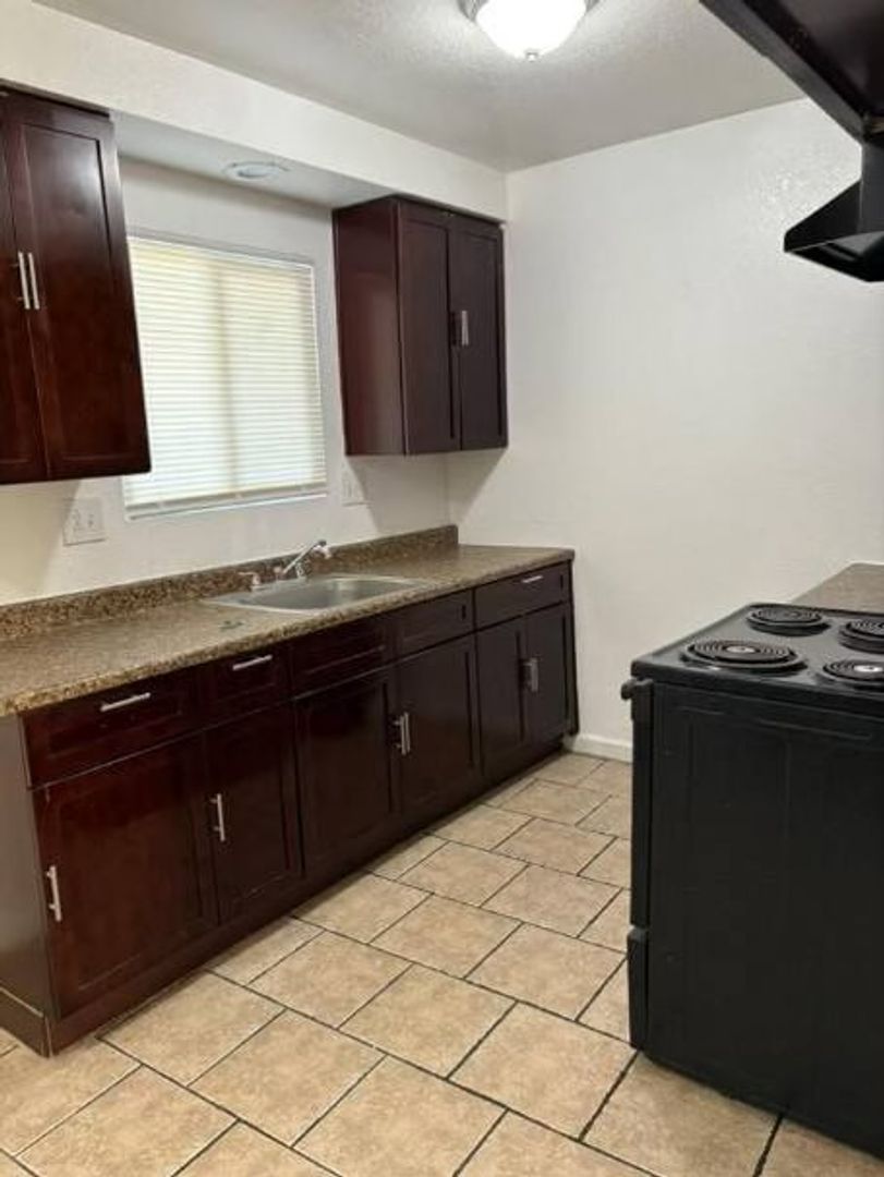 Stockton Apartment: 828 Astor Street