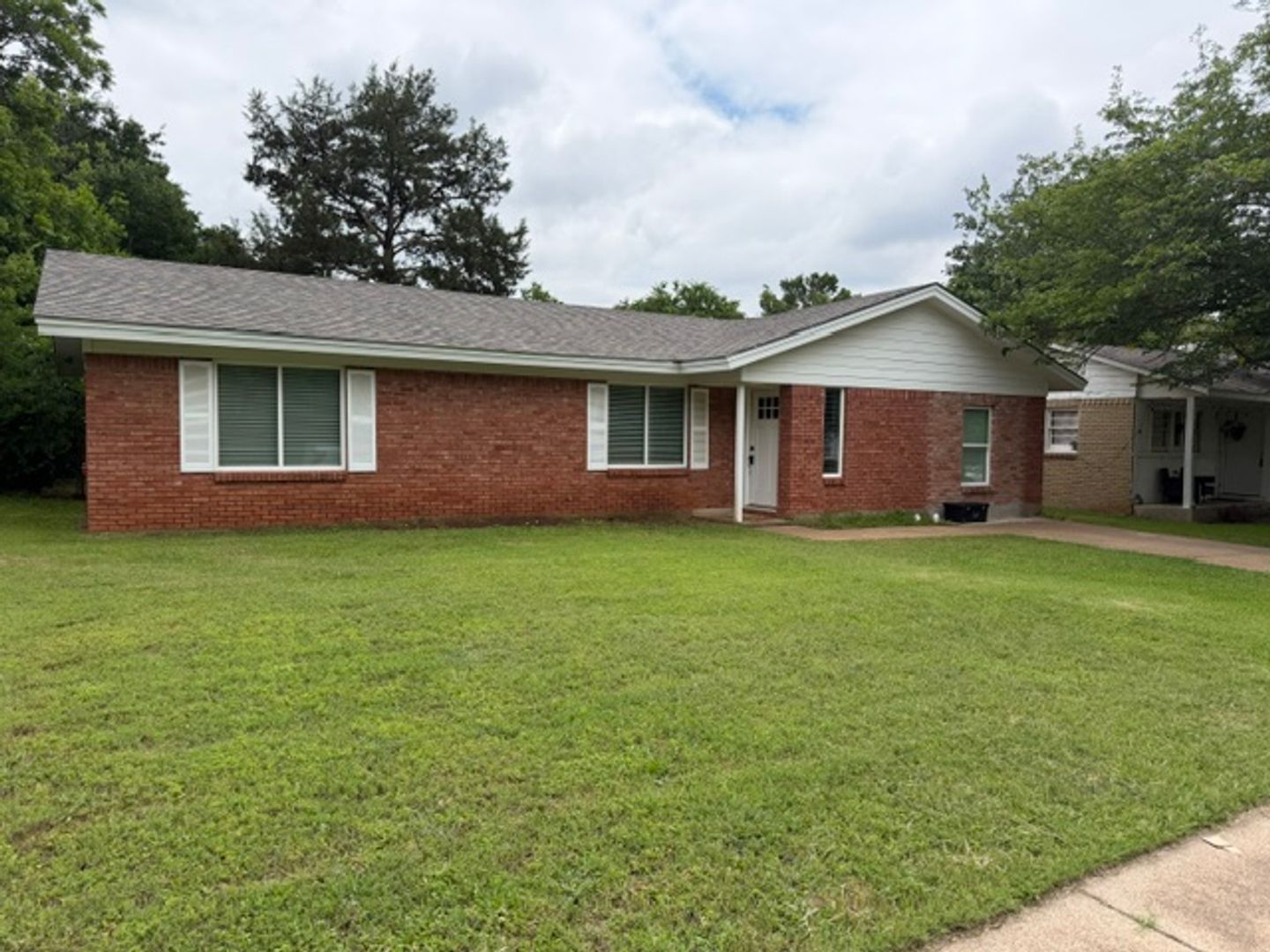 Cleburne House: 1311 Manor Dr.