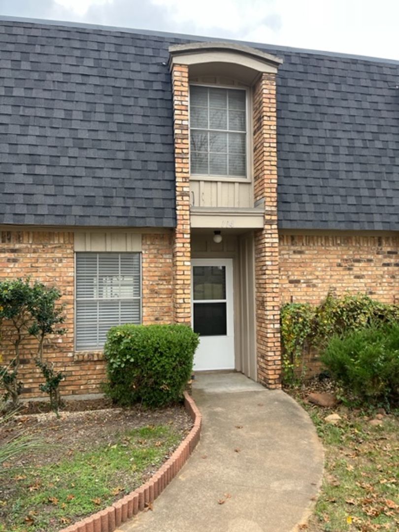 Cleburne Apartment: 110-116 Meadowview Drive