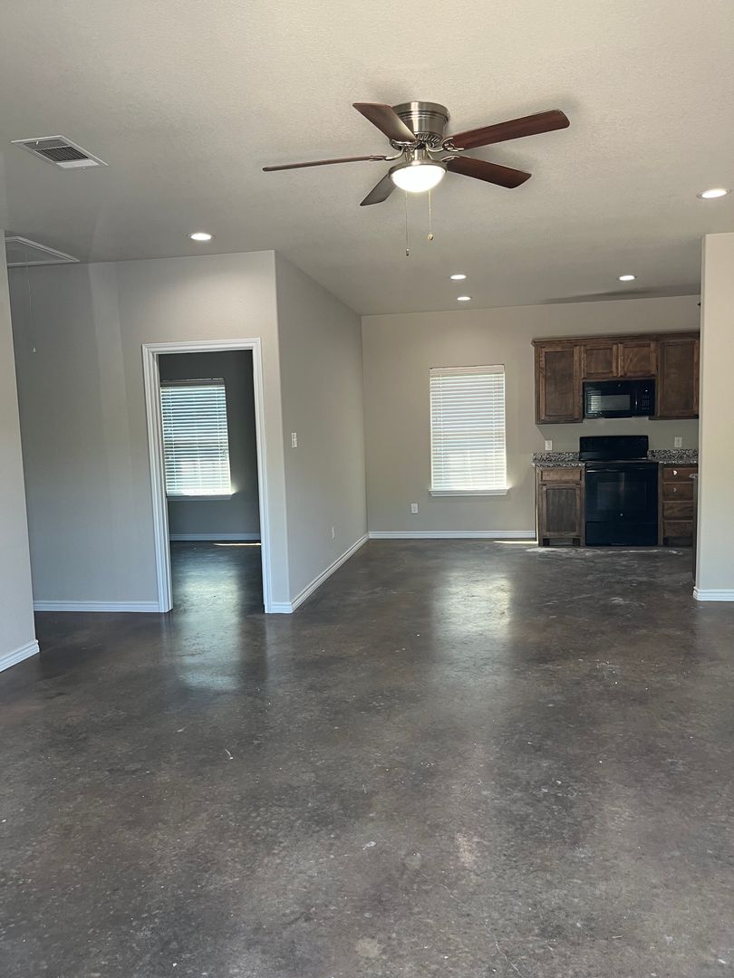 Cleburne House: 2332 CR 314 - 2332 CR 314