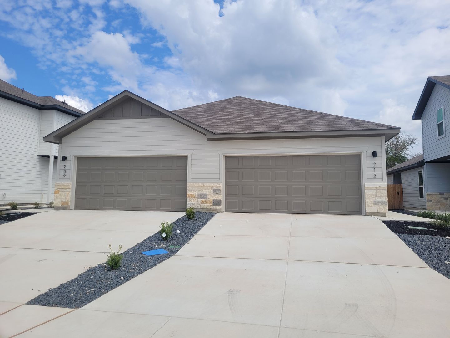 San Antonio Multiplex: 209 Nespral Dr