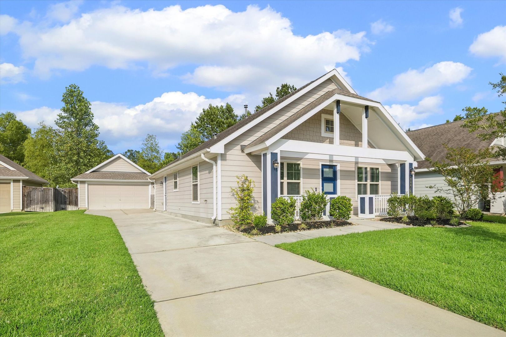Montgomery House: 206 N Lynx Trail