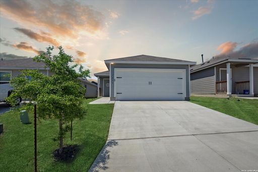 Available Now: Modern 3-Bedroom Home in San Antonio – photo 1