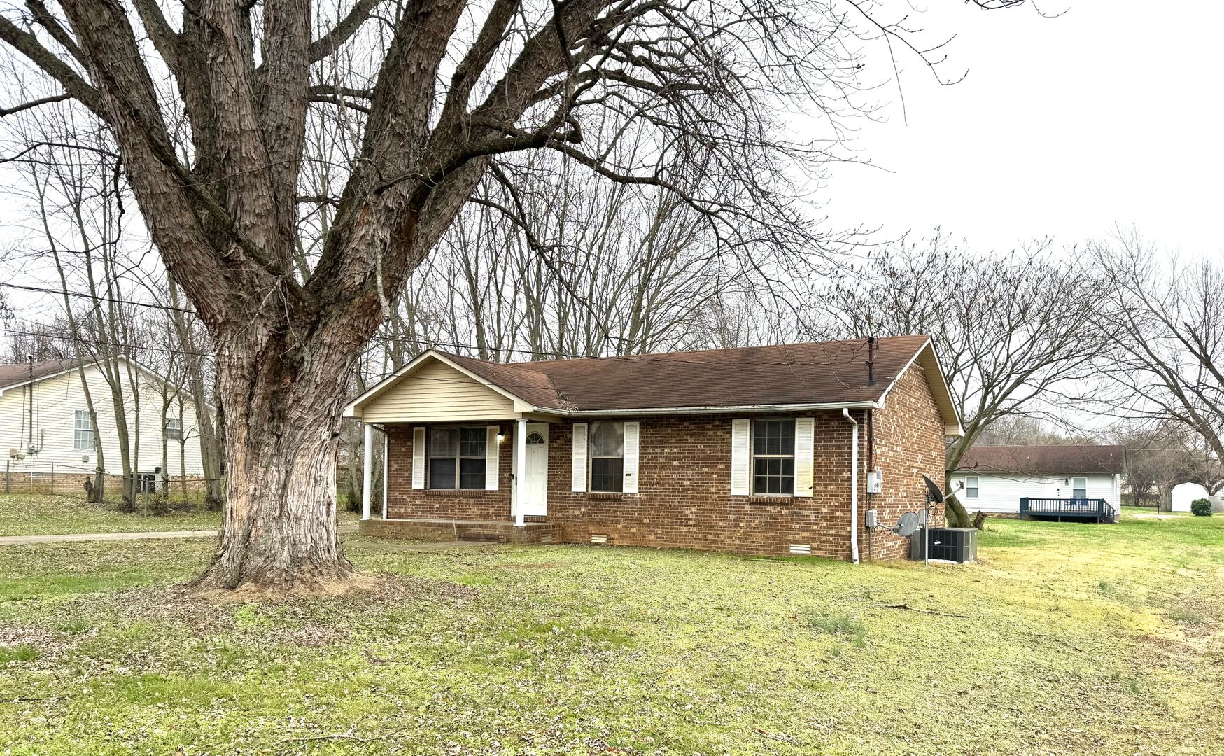 Oak Grove House: 202 Golden Pond Ave