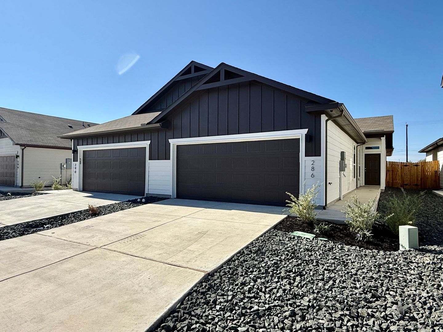 San Antonio Multiplex: 286 Nespral Dr