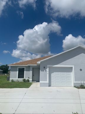 Cute 3 Bedroom 2 Bath Duplex – photo 1