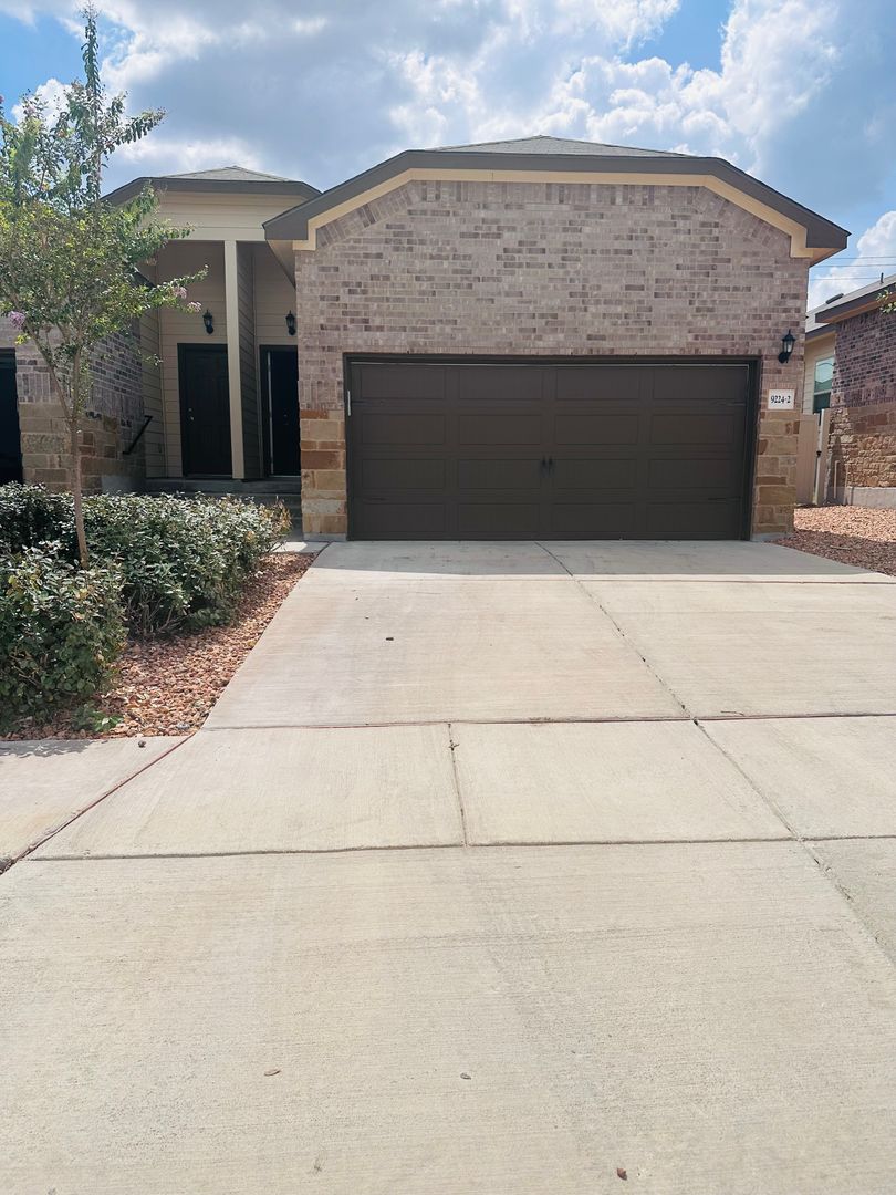 Converse Apartment: 9224 Canyon Bend