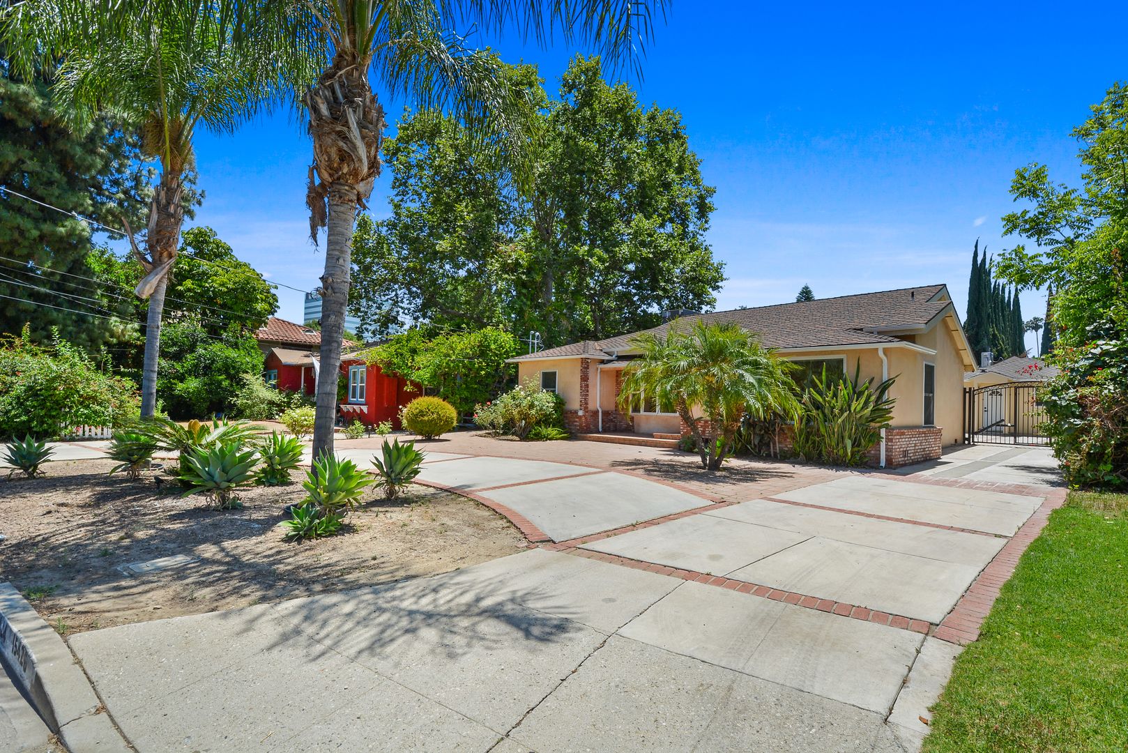 Sherman Oaks Multiplex: 15424 Camarillo St
