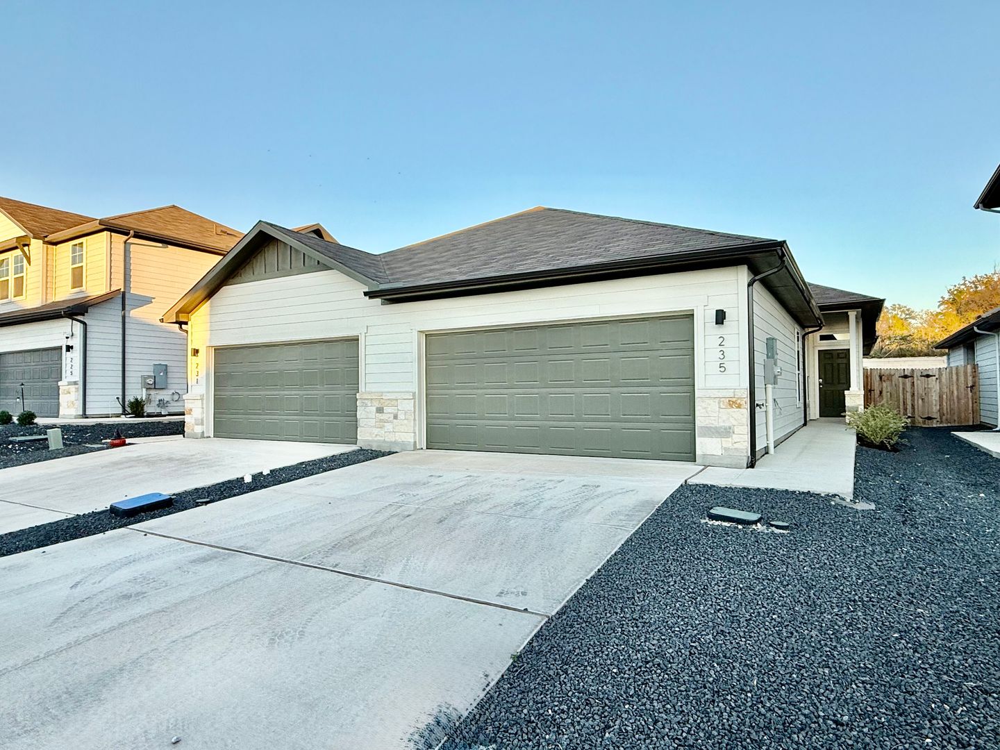 San Antonio Multiplex: 235 Nespral Dr