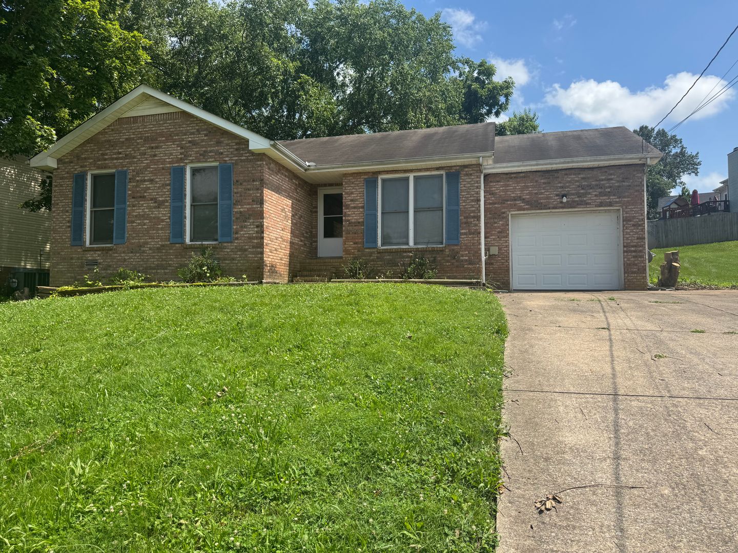 Clarksville House: 140 Whitehall Dr