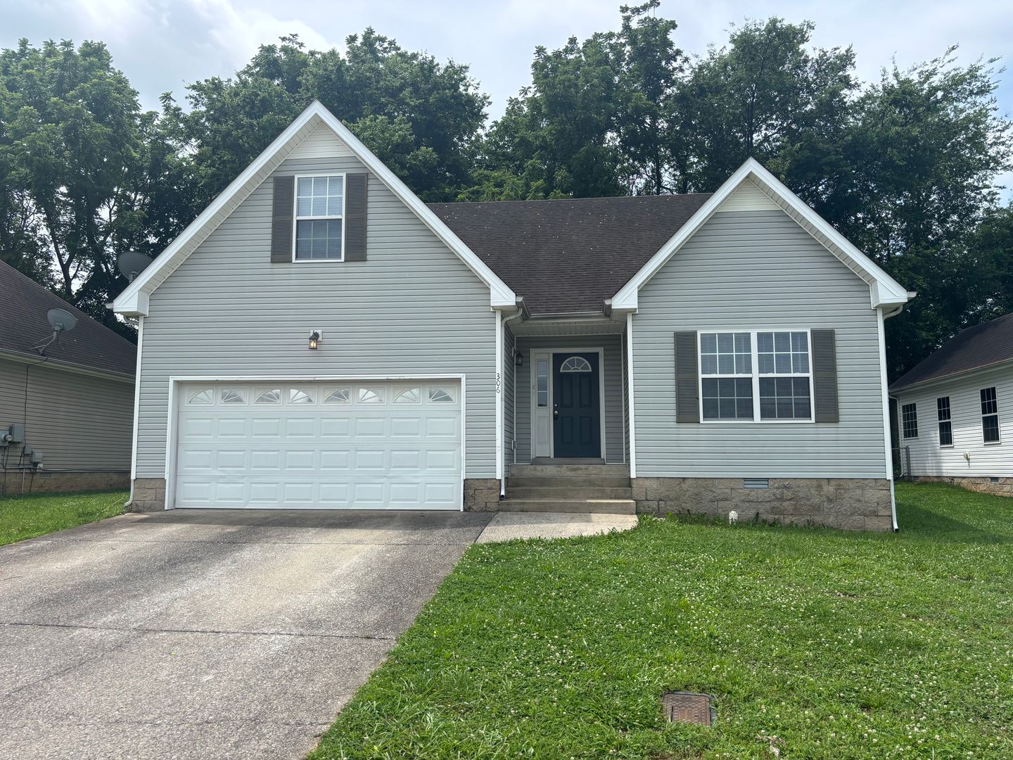 Clarksville House: 306 Chalet Circle