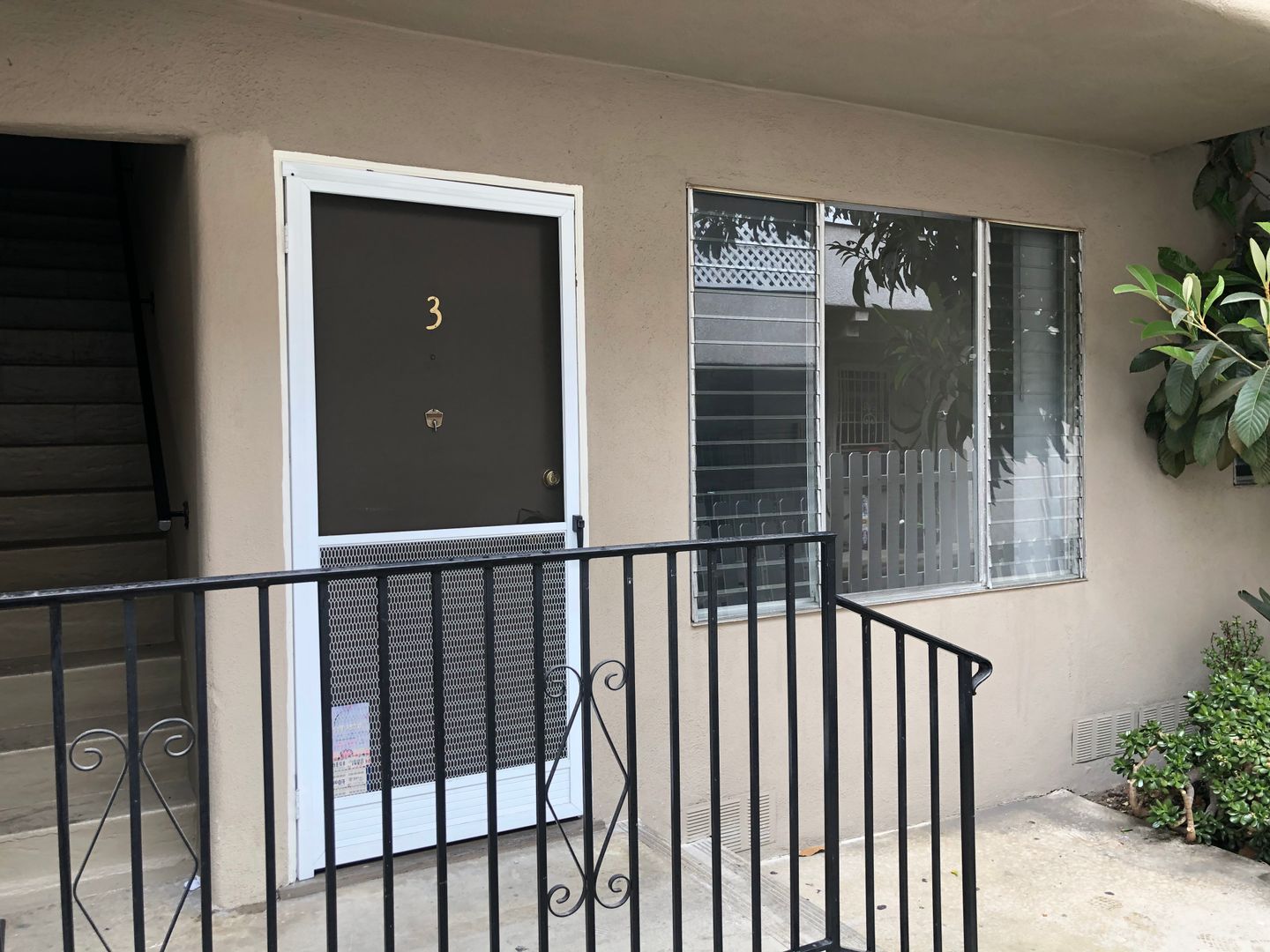 Los Angeles Apartment: 1755 N Kenmore Ave