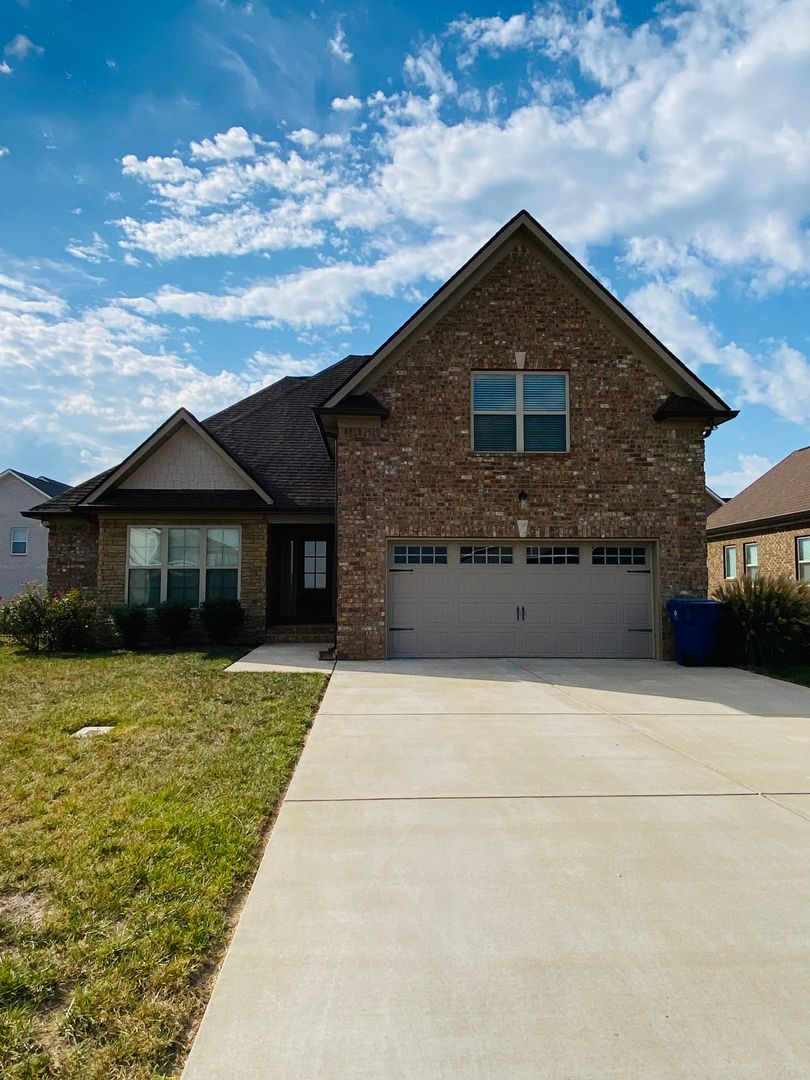 Clarksville House: 817 Ella Ln