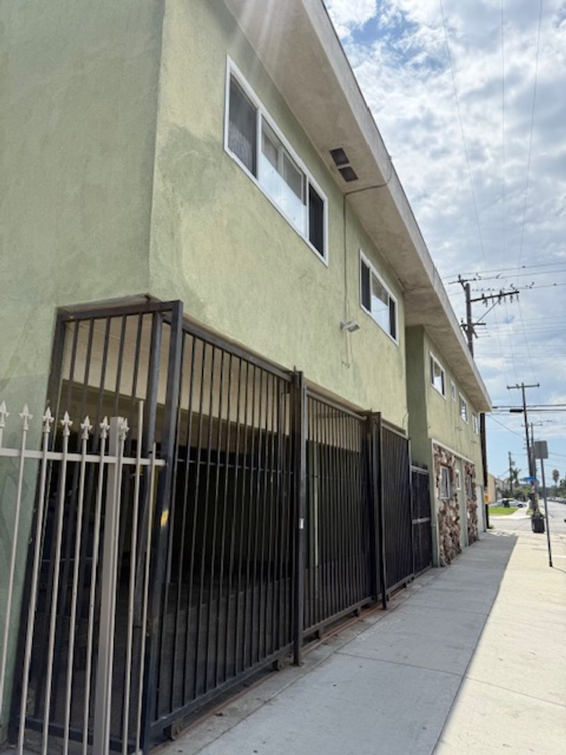 Inglewood Condo: 10730 Burin Ave