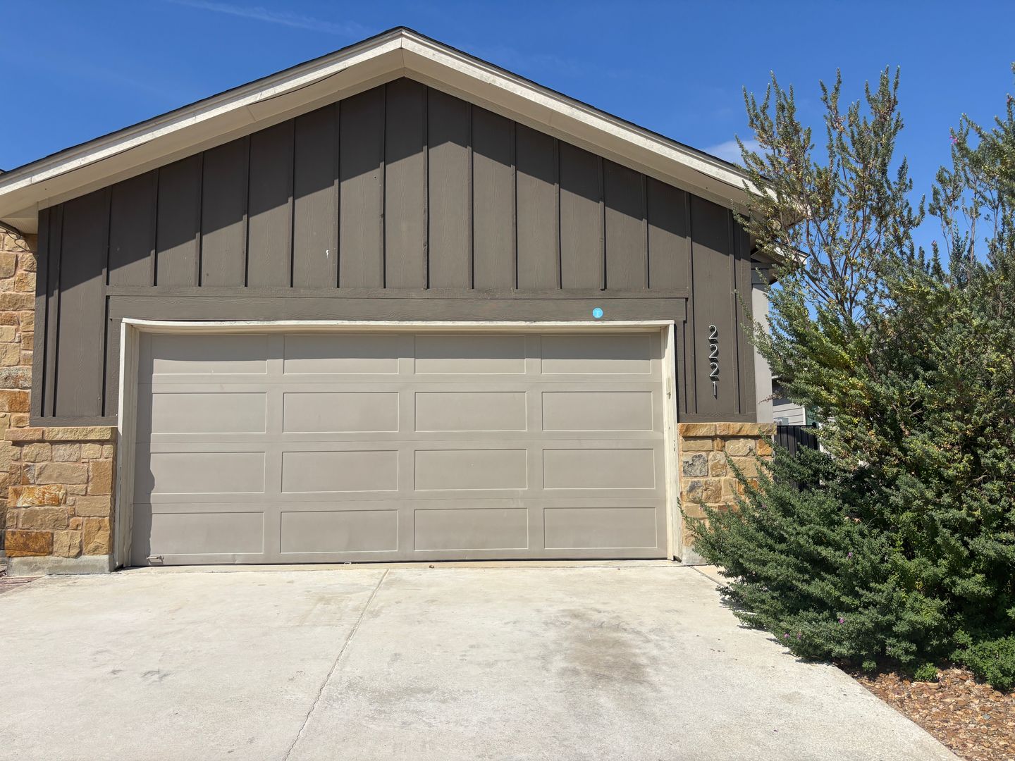 New Braunfels Multiplex: 2221 Avery Village