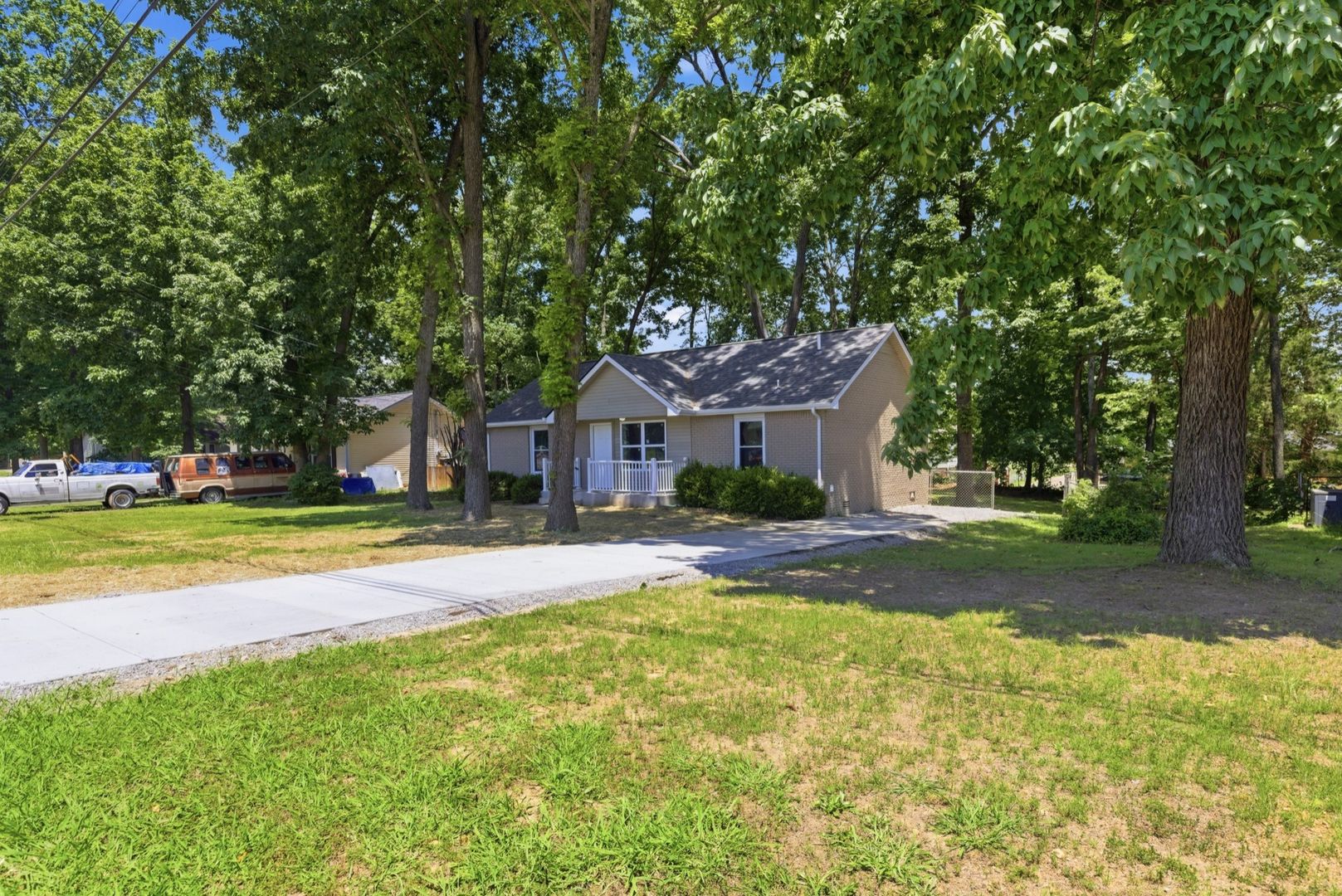 Clarksville House: 221 Bob White Drive