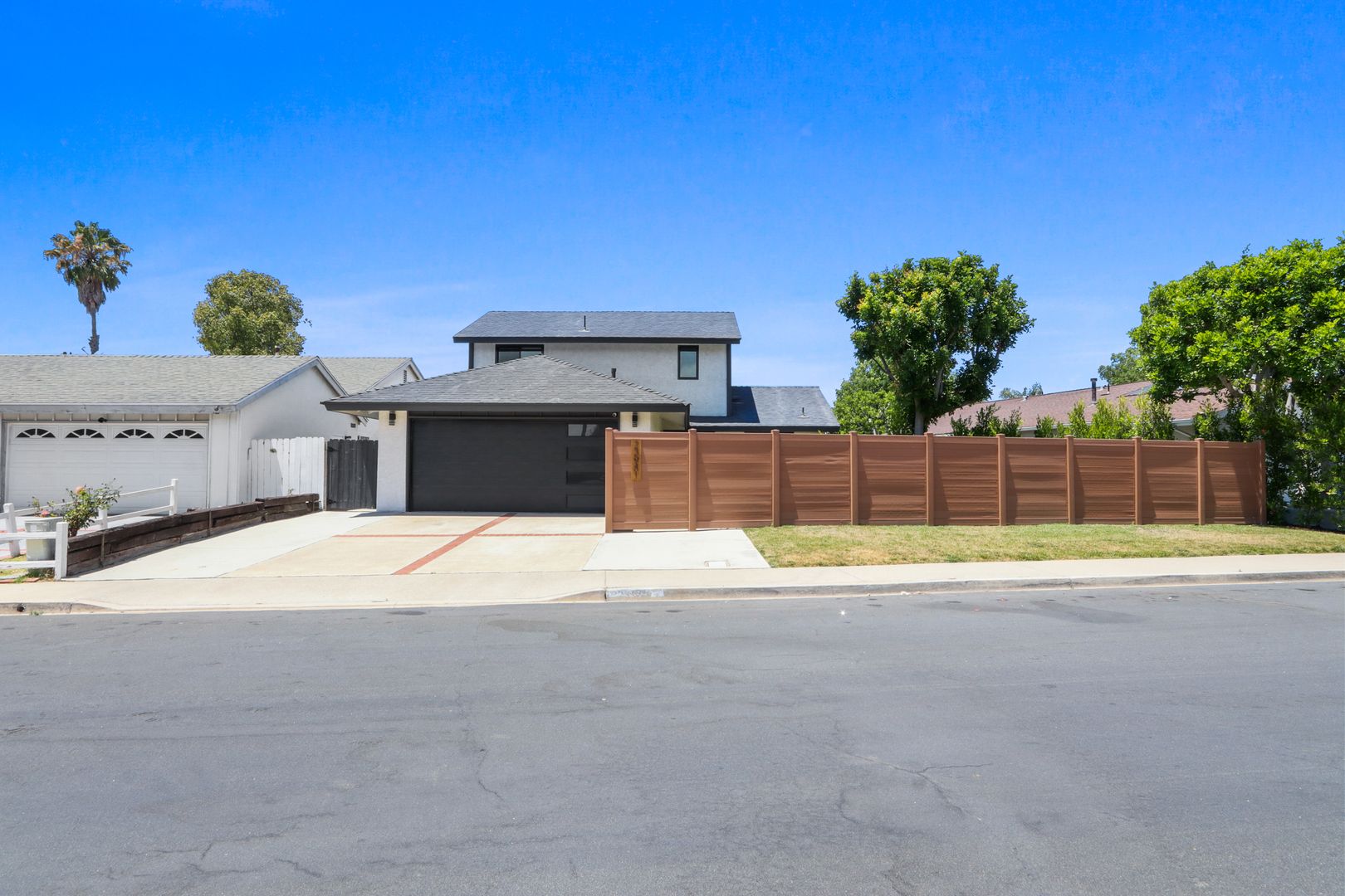 Lake Forest House: 23981 Crescent Rd