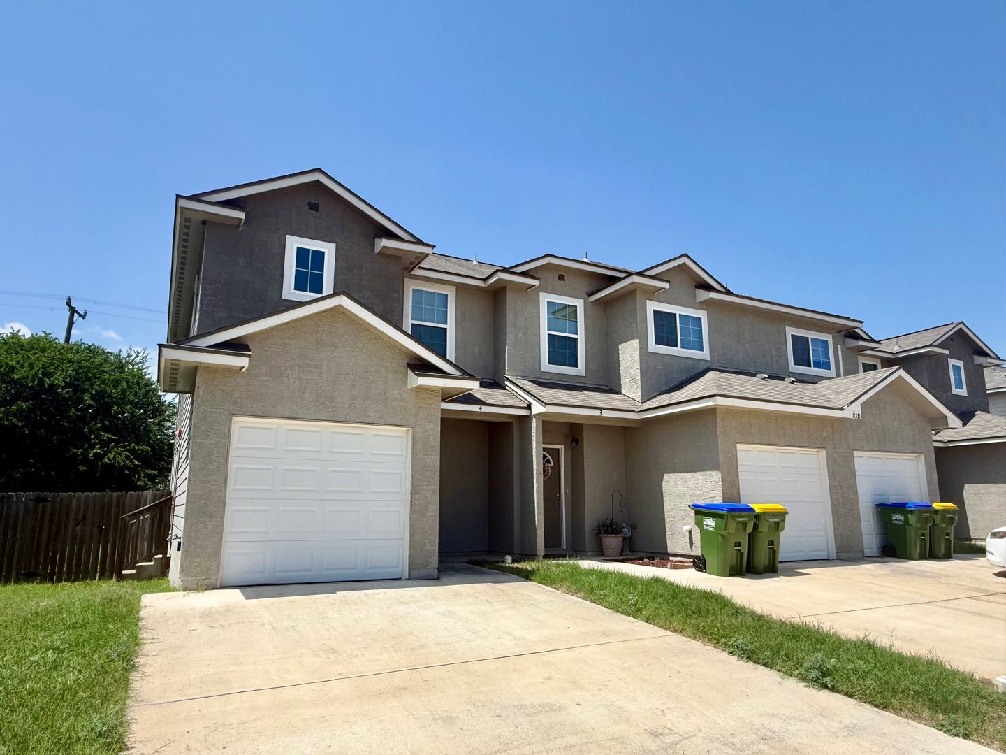 Selma Multiplex: 8331 Breezy Cove