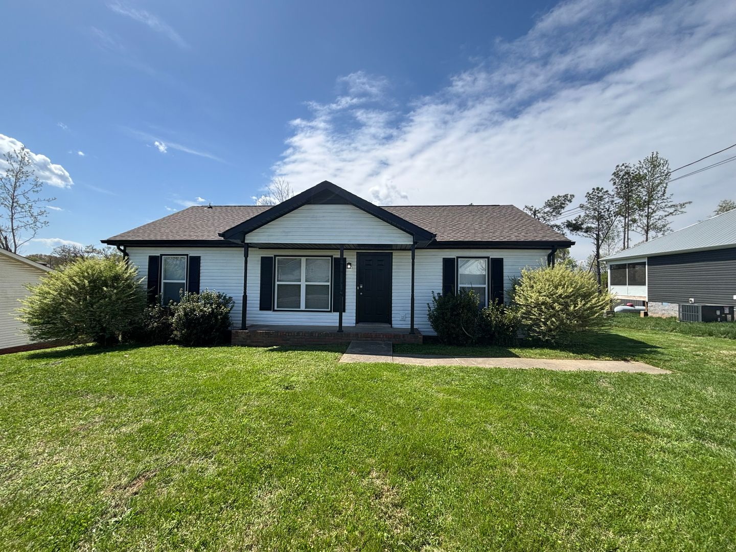 Clarksville House: 1237 Kendall Dr