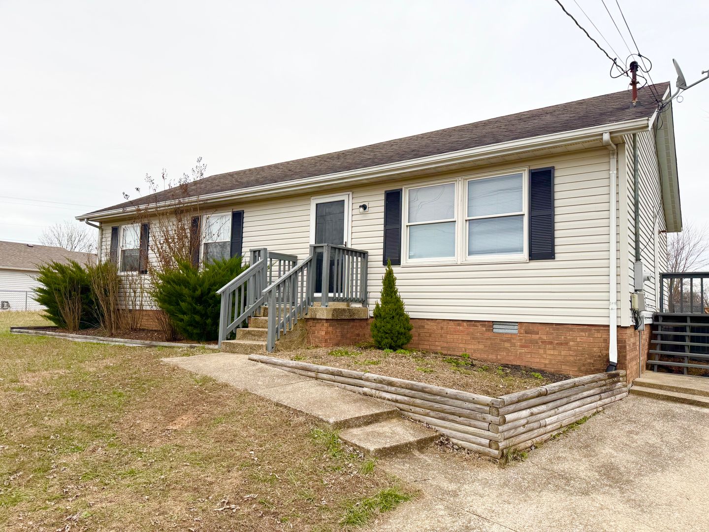 Oak Grove House: 682 Artic Ave