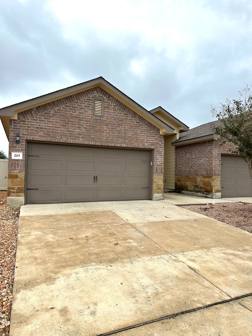 New Braunfels Multiplex: 203 Ragsdale Way