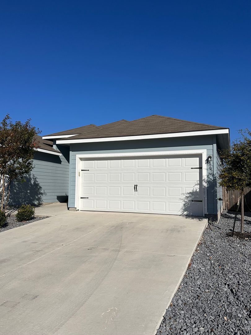 Seguin Multiplex: 604-606 Grayson Ln