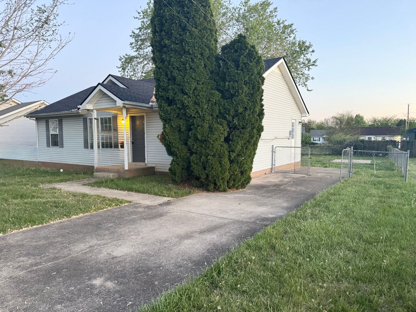 Oak Grove House: 112 Waterford Dr.