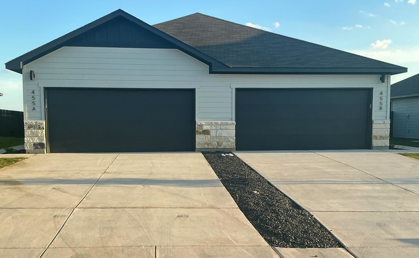 Buda Apartment: 455 Cross Barn Blvd