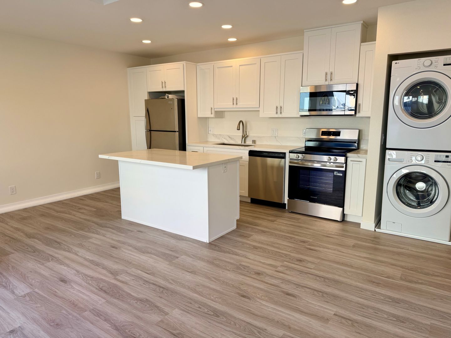 Anaheim House: 3227 W Stonybrook Dr