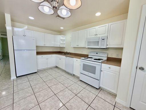 Move-In Ready 3/2 Duplex | Lawn Care & Salt Service Included | Free Application!! – photo 1
